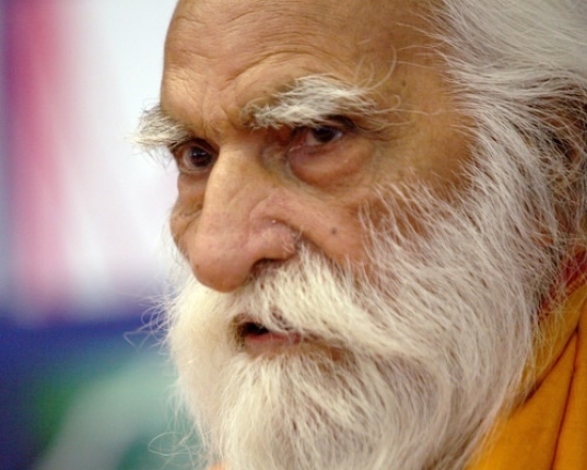 Professor de yoga tem mais de 108 anos
